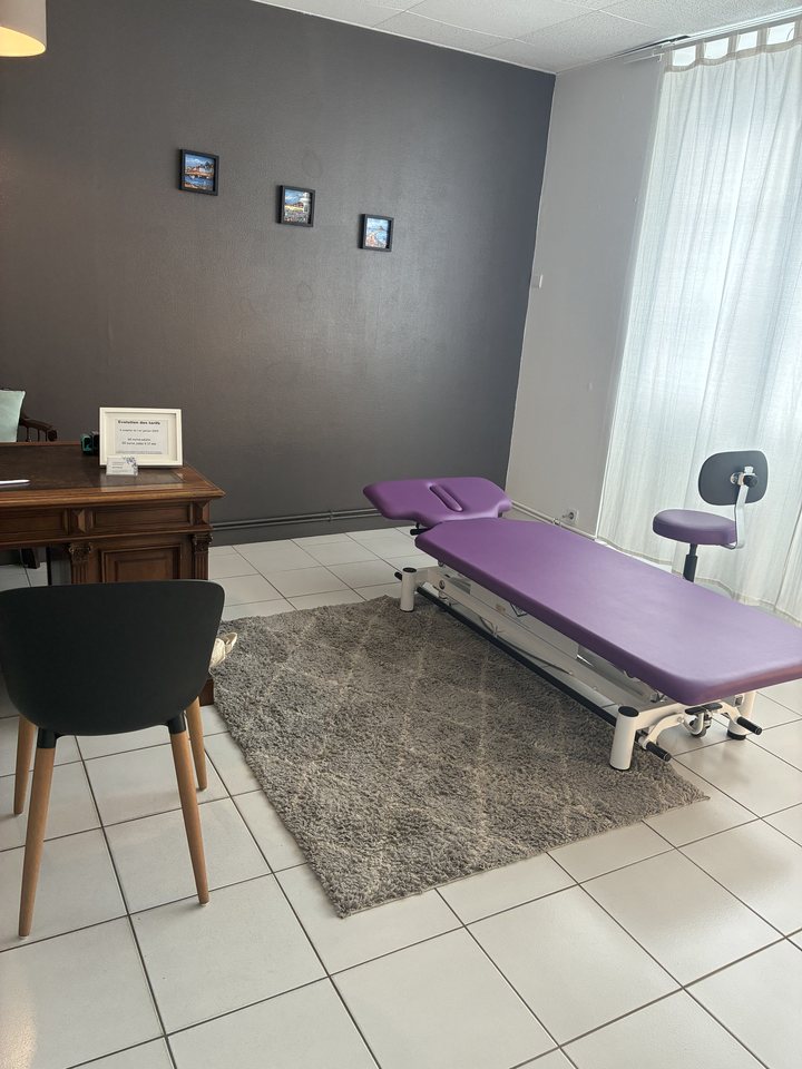 Salle de soin du cabinet d'ostéopathie à Dinard, avec table de traitement ajustable